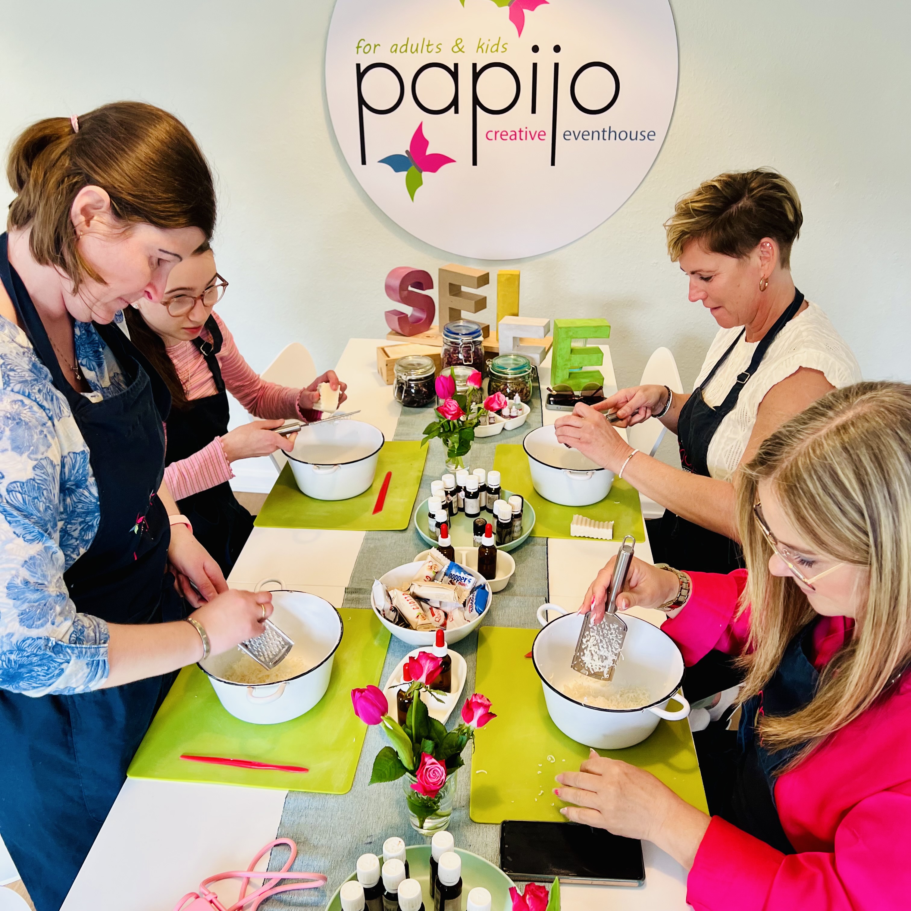 Frauen beim Papijo Seifenworkshop