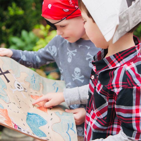 Kinder bei einer Piraten-Schatzsuche